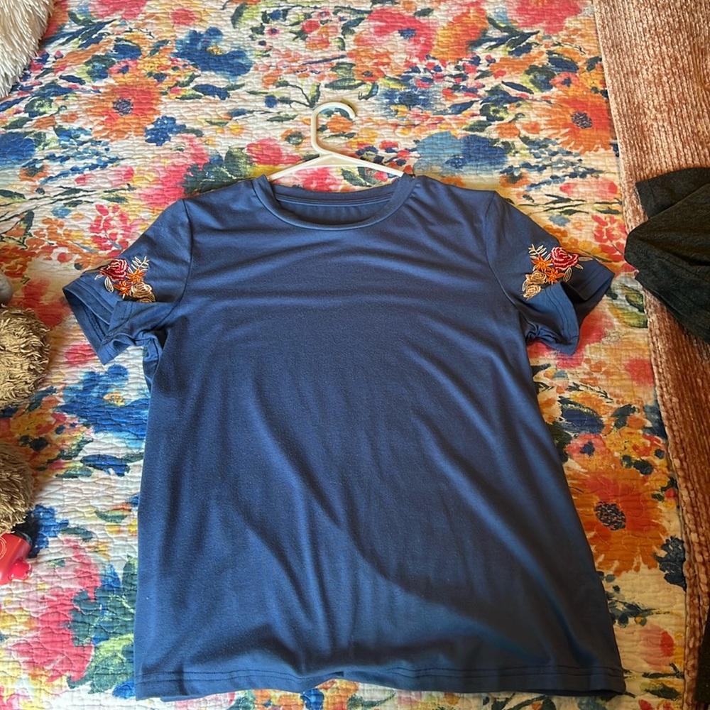 Very pretty royal blue blouse!🌼💙